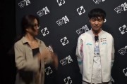 被拉扯麻了！Ashley Kang：我想收回麦克风，knight以为我想碰拳