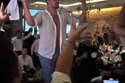 约基奇回国后玩嗨了 化身酒吧焦点&挥着毛巾高歌热舞庆祝
