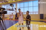 再续前缘❤️王少杰客串采访广东队记关辛 复刻十年前二人照片