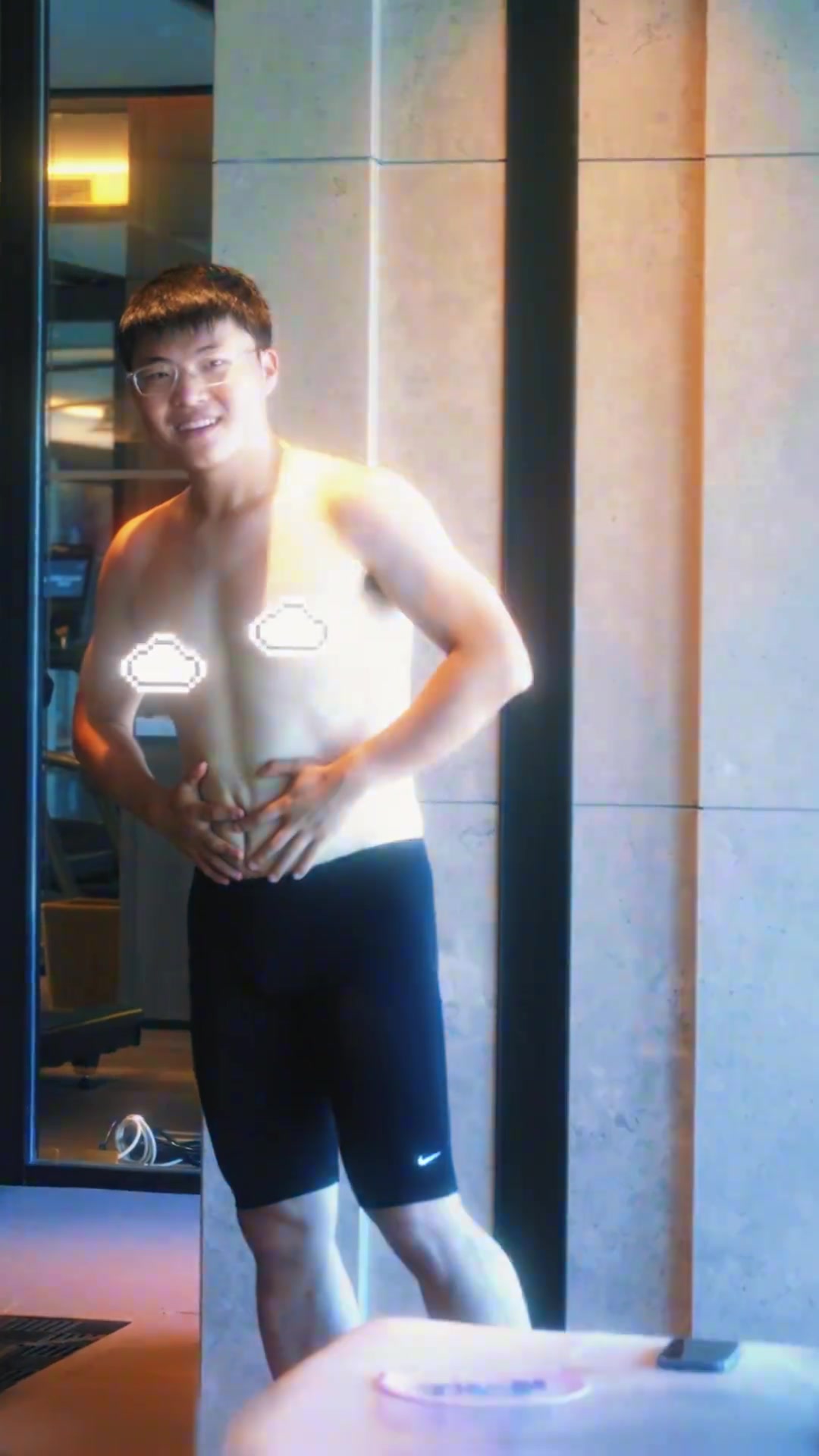 好你个简自豪！Uzi约美女博主刘湘游泳挑战：美女身材爆炸给乌兹看脸红咧