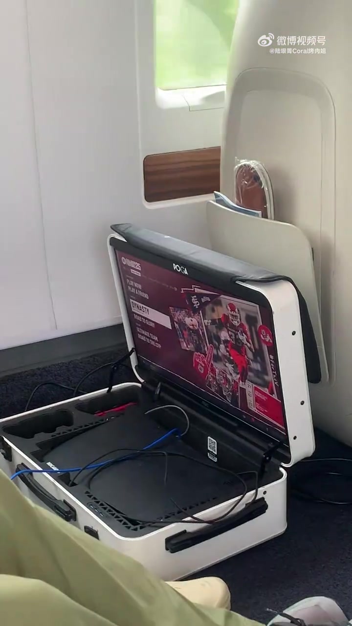 烤肉姐晒乔治中国行动态：高铁打机 下高铁点名吃兰州拉面🍜