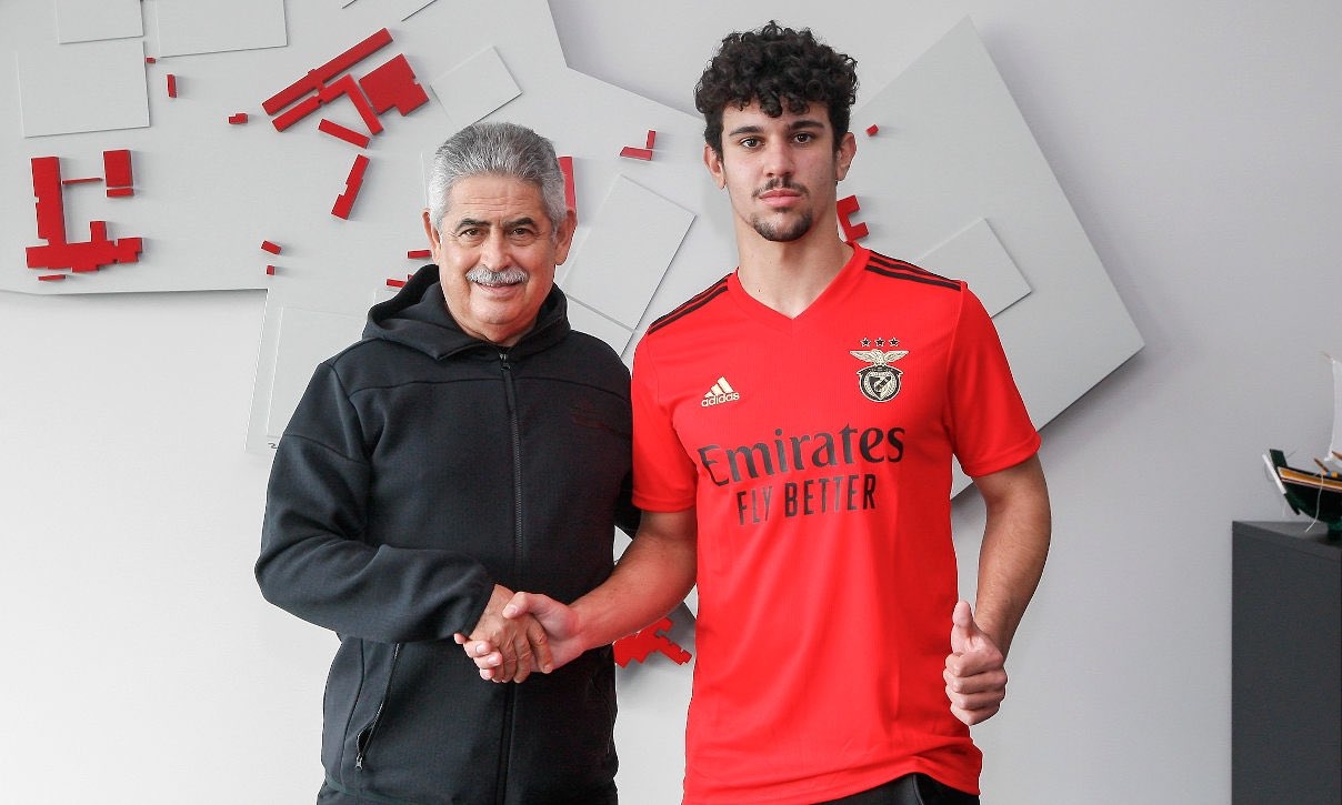 罗马诺:切尔西想在明年引进一名新的后卫,关注本菲卡后卫阿劳霍